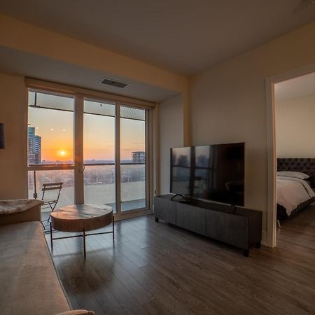 Luxury Condo W/Mesmerizing Sunset Views & Free Parking Toronto Eksteriør billede