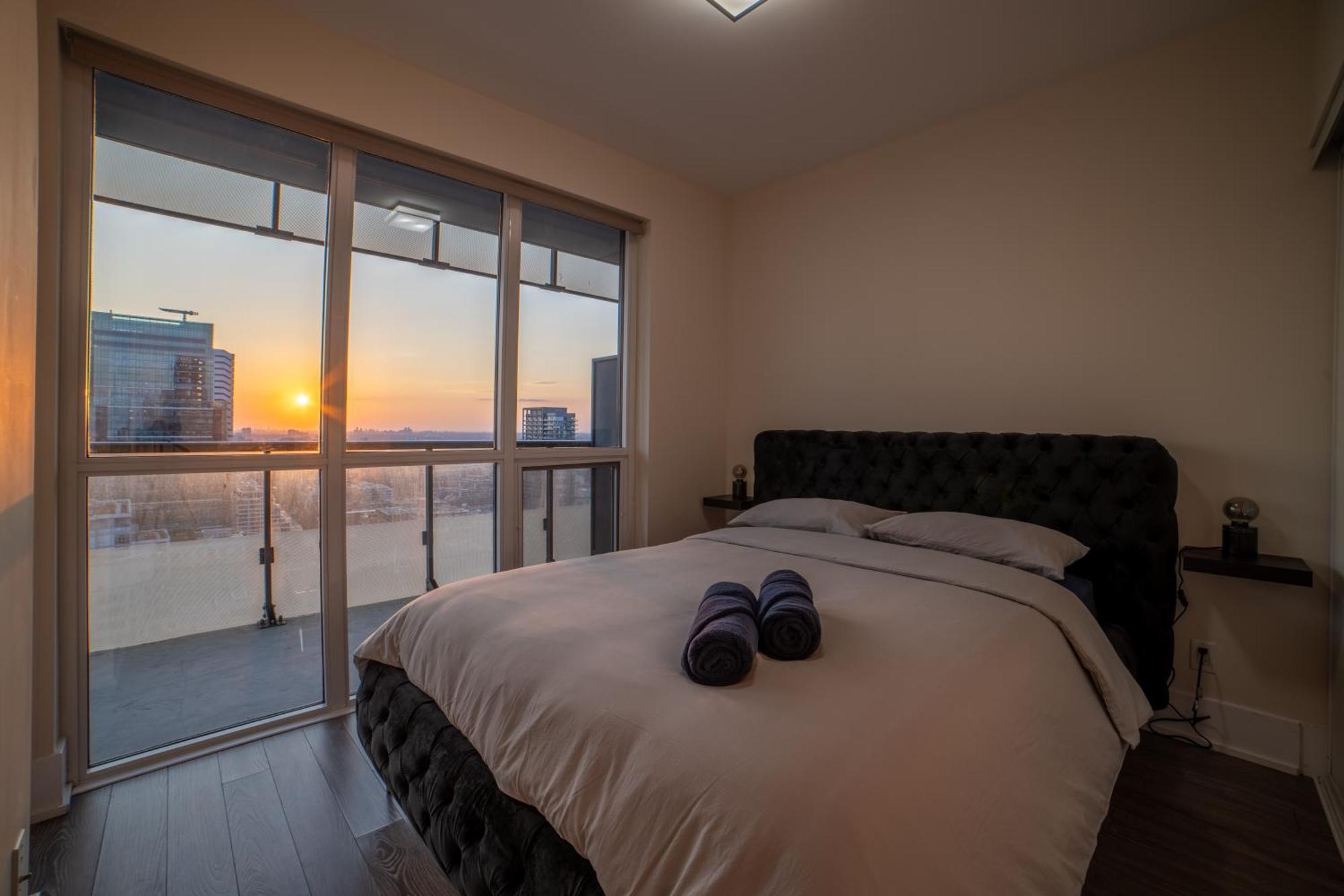 Luxury Condo W/Mesmerizing Sunset Views & Free Parking Toronto Eksteriør billede
