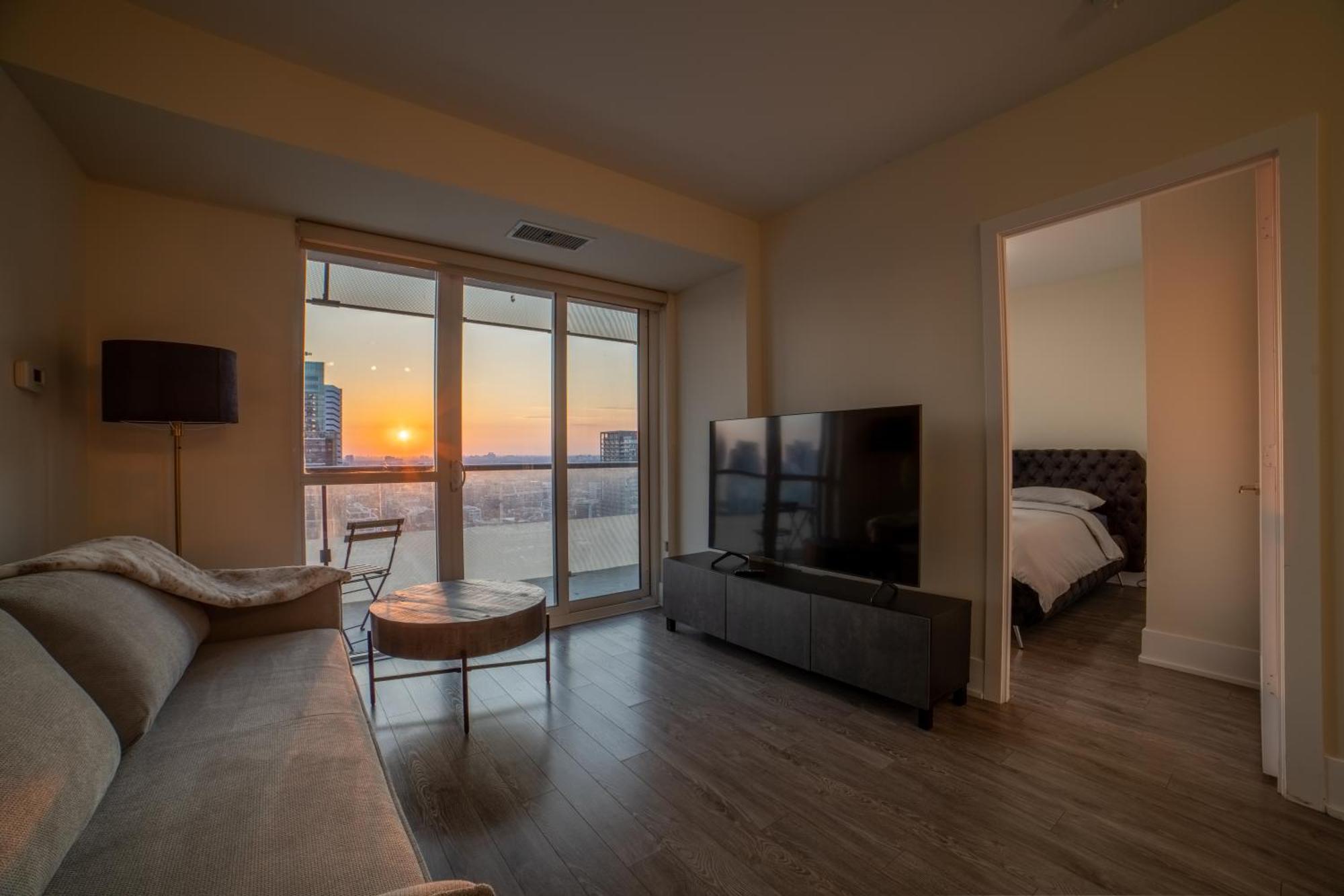 Luxury Condo W/Mesmerizing Sunset Views & Free Parking Toronto Eksteriør billede